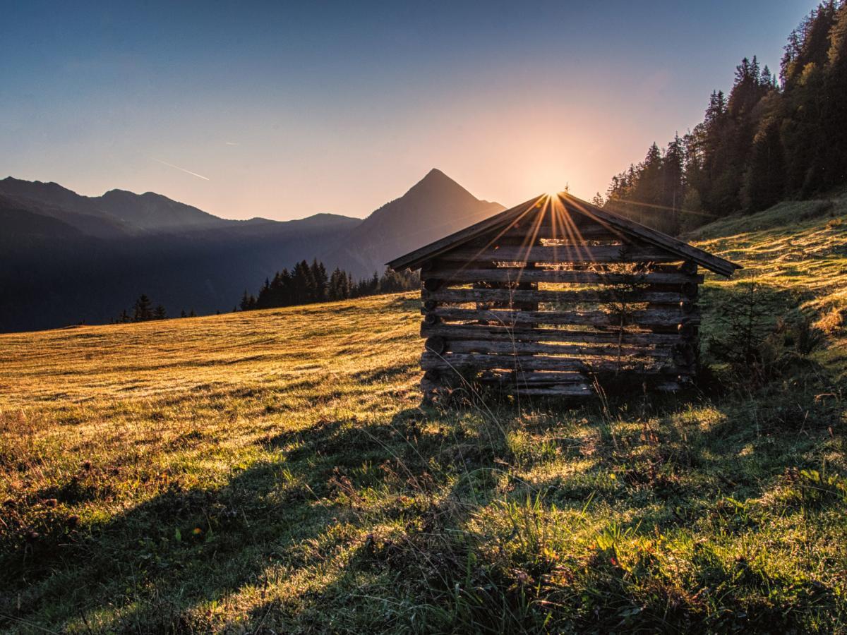Hütte mit Blick auf die Üntschenspitze im Bregenzerwald
